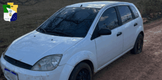 Carro roubado é recuperado pela PM após denúncia no povoado Quilombo