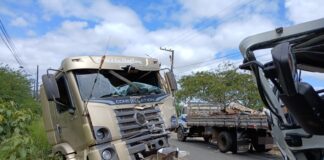 Colisão entre caminhões deixa motorista ferido na SE-090, em Nossa Senhora do Socorro