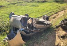 Veículo sai da pista, capota e deixa três pessoas da mesma família feridas na Rodovia SE-282, em Boquim