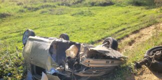 Veículo sai da pista, capota e deixa três pessoas da mesma família feridas na Rodovia SE-282, em Boquim