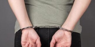 Mulher é presa após deixar filhos sozinhos em casa em condições insalubres em Estância