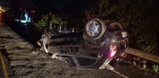 Carro capota após colisão com cabeceira de ponte em Simão Dias