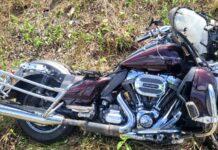 Casal fica ferido após perder o controle da moto e sair da pista na SE-100