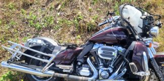 Casal fica ferido após perder o controle da moto e sair da pista na SE-100