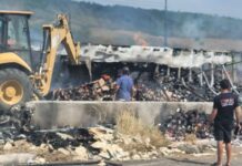 Carreta carregada com chocolate pega fogo após tombar na BR-101 em Capela