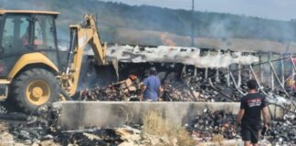 Carreta carregada com chocolate pega fogo após tombar na BR-101 em Capela