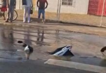 Asfalto cede após rompimento de adutora e motociclista cai em buraco em Lagarto