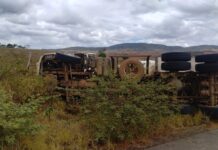 Caminhão sai da pista e tomba na SE-339 em Nossa Senhora das Dores