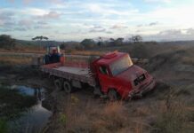 Caminhão sai da pista e deixa duas pessoas feridas na SE-339, em Nossa Senhora das Dores