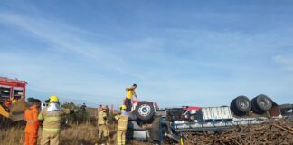 Tragédia na SE-230: caminhão capota, motorista morre e dois ficam feridos
