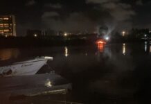 Duas embarcações pegam fogo no Rio Poxim, em Aracaju