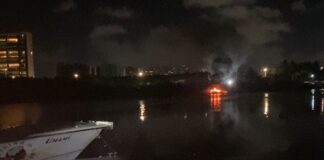 Duas embarcações pegam fogo no Rio Poxim, em Aracaju