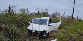Motorista fica ferido após veículo sair da pista na SE-230, em Porto da Folha