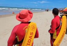 Quatro crianças são socorridas após princípio de afogamento na Praia dos Artistas, em Aracaju