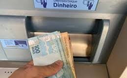 Salário mínimo de R$ 1.621 começa a ser pago nesta segunda