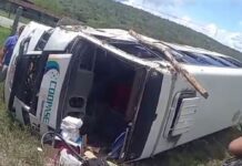 Micro-ônibus capota e deixa cinco pessoas feridas em Tobias Barreto