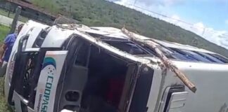 Micro-ônibus capota e deixa cinco pessoas feridas em Tobias Barreto