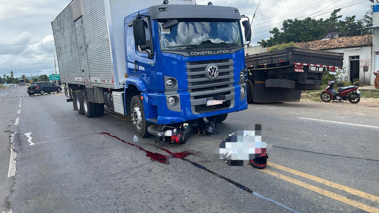 Motociclista de 70 anos morre após bater em caminhão na SE-170, em São Domingos