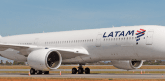 Voo da Latam é adiado em Brasília após ameaça de bomba