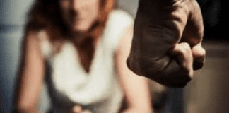 Jovem é agredida e tem casa destruída após discussão com companheiro em Aracaju