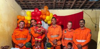Corpo de Bombeiros participa de aniversário de criança de 3 anos em Lagarto