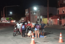 Mulher fica ferida após motociclista avançar sinal em Lagarto