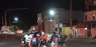 Mulher fica ferida após motociclista avançar sinal em Lagarto