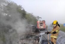 Carro pega fogo e fica destruído na rodovia entre Lagarto e Boquim