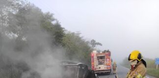 Carro pega fogo e fica destruído na rodovia entre Lagarto e Boquim