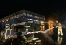 Três homens ficam feridos após caminhão com carga de melancia capotar na SE-339