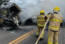 Caminhão carregado com pneus pega fogo na SE-170, entre Riachão do Dantas e Tobias Barreto