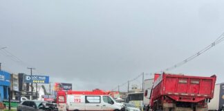 Três pessoas ficam feridas após colisão entre carro e caçamba na SE-270 em Lagarto