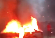 Carro incendeia após ser atingido por fogos de artifício em Lagarto