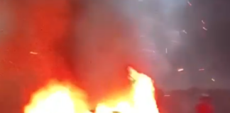Carro incendeia após ser atingido por fogos de artifício em Lagarto