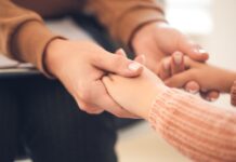 Órfãos de vítimas de feminicídio terão direito a pensão do INSS