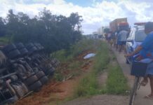 Carreta tomba e mata mãe e filha na BR-101, em Rosário do Catete