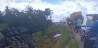 Carreta tomba e mata mãe e filha na BR-101, em Rosário do Catete