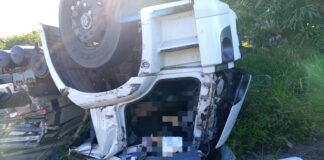 Motorista morre após caminhão tombar na SE-488, em Indiaroba
