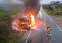 Caminhão carregado de tinta é destruído por incêndio entre Lagarto e Riachão do Dantas