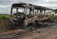 Ônibus escolar é destruído por incêndio no povoado Sobrado, em Lagarto