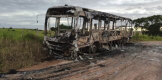 Ônibus escolar é destruído por incêndio no povoado Sobrado, em Lagarto