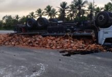 Caminhão carregado com blocos tomba na SE-100, em Indiaroba