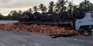 Caminhão carregado com blocos tomba na SE-100, em Indiaroba