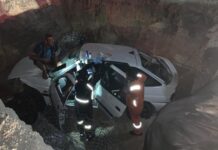 Condutor fica ferido após carro cair em cratera de 4 metros na Barra dos Coqueiros