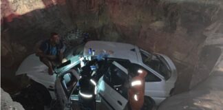 Condutor fica ferido após carro cair em cratera de 4 metros na Barra dos Coqueiros