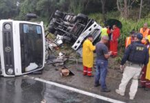 Dois caminhões saem da pista na BR-101 em Rosário do Catete e motorista fica preso às ferragens