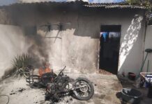 Motocicleta pega fogo dentro de residência em Nossa Senhora do Socorro