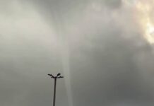 Nuvem funil aparece no céu de Aracaju e impressiona quem estava na Orla da Atalaia