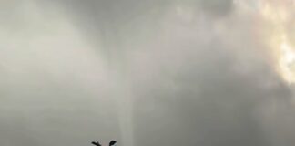 Nuvem funil aparece no céu de Aracaju e impressiona quem estava na Orla da Atalaia