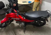 Polícia Militar recupera motocicleta roubada uma hora após o crime e prende suspeito com drogas em Simão Dias